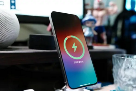乌兰察布苹果15换屏服务分享用什么充电器给iPhone15充电更好 